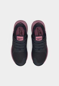 Ζευγάρι μαύρα και ροζ αθλητικά παπούτσια Reebok, απεικονιζόμενα από πάνω, με σχέδιο διχτυού και δεμένα κορδόνια.