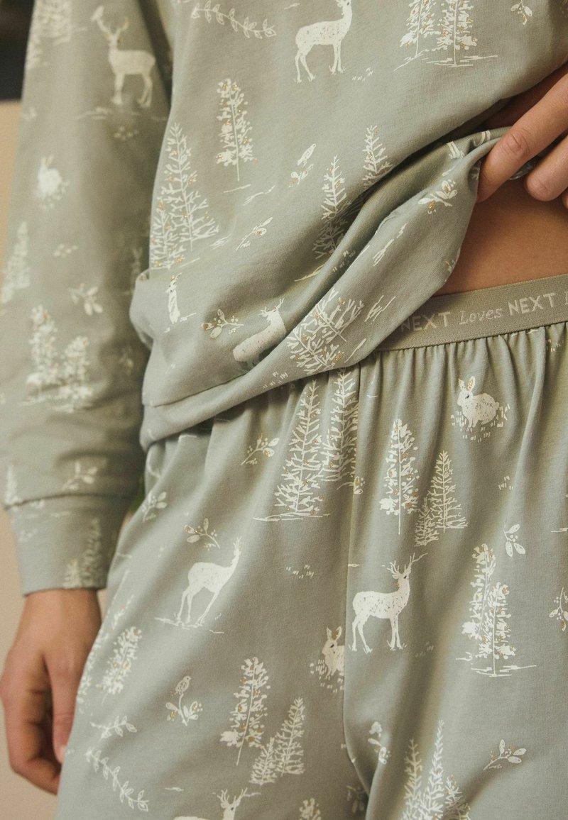 Next REGULAR FIT SET - Nattøj sæt - sage green forest