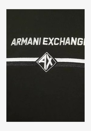 T-shirt nera con logo "ARMANI EXCHANGE" in bianco, con una striscia bianca orizzontale e un'emblema a forma di diamante "AX".