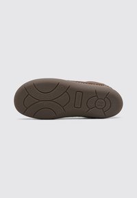 Semelle de chaussure en caoutchouc brun avec des motifs de grip texturés et une marque en relief. Contours lisses avec des bords arrondis et une finition durable.