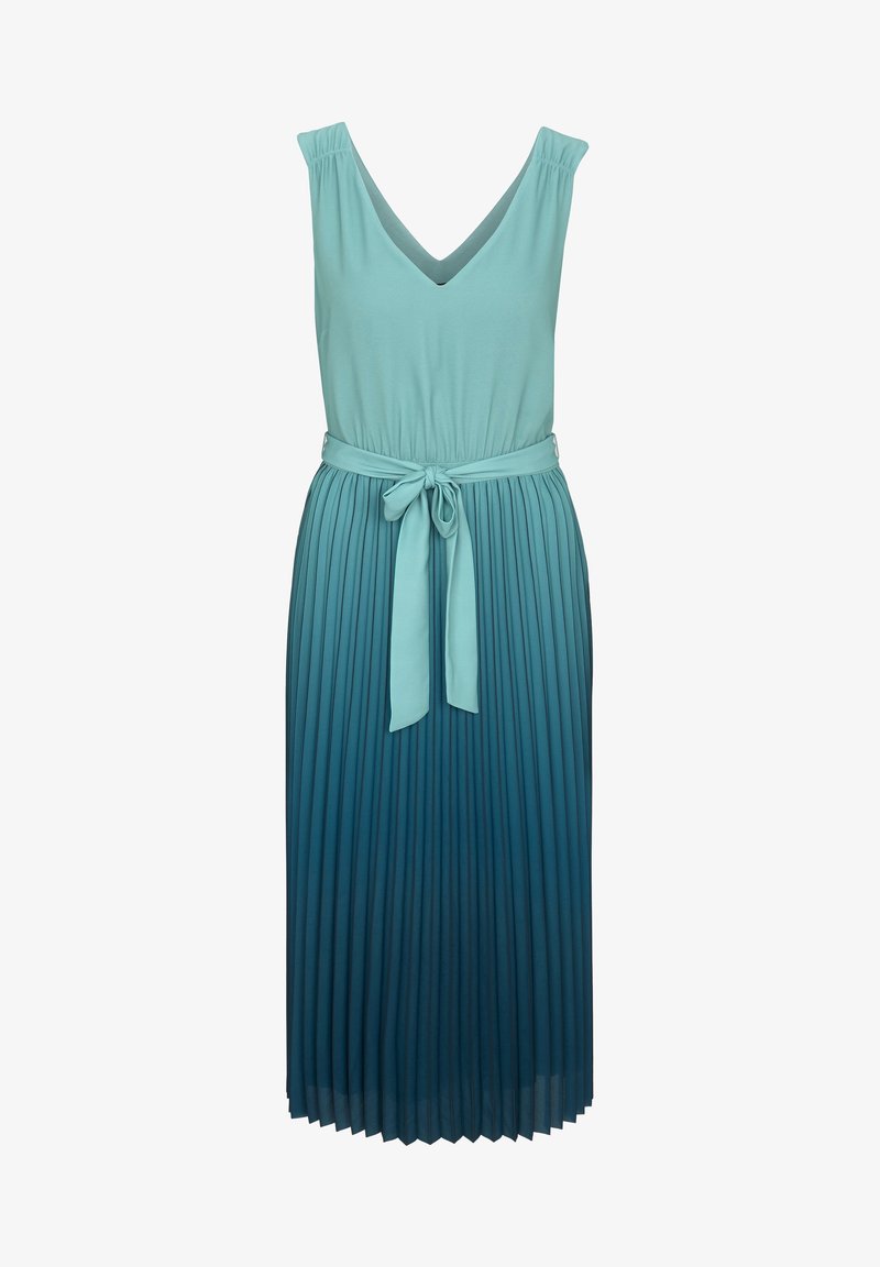 Robe sans manches à col en V avec ceinture nouée à la taille, présentant un haut bleu clair lisse et une jupe plissée avec un dégradé du bleu clair au bleu foncé.
