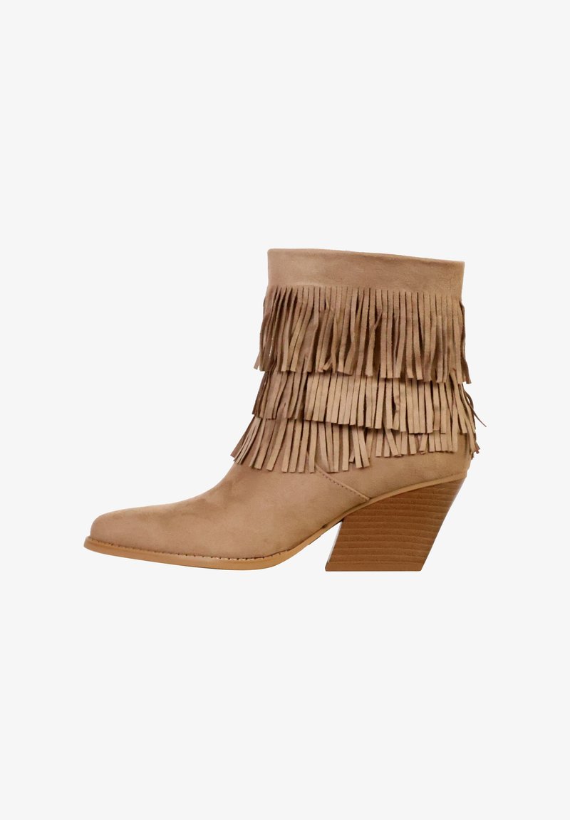 Bota de tobillo con flecos en ante beige claro, con puntera redondeada, tacón medio de bloque y detalle de flecos en capas a lo largo del caña.