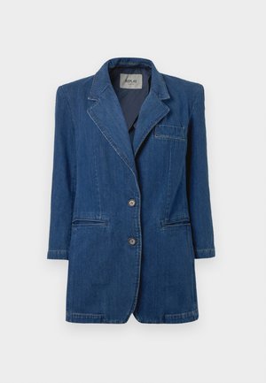 Denim blejzer v tmavomodrej farbe, s klopovým golierom, dvoma gombíkmi a bočnými vreckami. Dokončený s viditeľným šitím a jedným vreckom na hrudi.