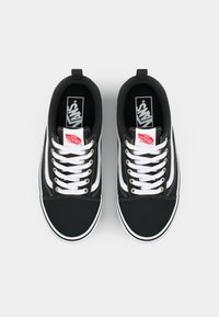 Schwarze Leinenschuhe mit weißen Akzenten, Schnürdesign und einem roten Logotag. Verfügt über eine Gummisohle und einen gepolsterten Kragen für zusätzlichen Komfort.