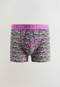 Lila boxer alsónadrág zöld aligátor mintával, puha anyagból készült, amelynek rugalmas derékpántján a "NEXT" felirat található.