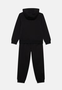 Conjunto de sudadera con capucha y pantalones negros en tejido suave. Presenta puños y cinturilla acanalados. Diseño sencillo sin estampados ni adornos.