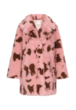 Faux fur jas in roze met bruine vlekken, voorzien van een geknikt kraag, knopen aan de voorkant en lange mouwen. Zachte textuur met een ontspannen pasvorm.