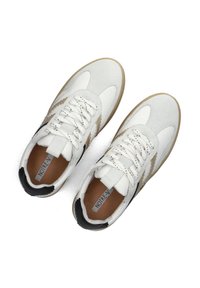 Witte leren en suède sneakers met een zwarte hielaccent, voorzien van een beige zijstreep, veters en een natuurlijke rubberen zool.