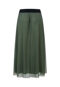 Longue jupe fluide vert olive avec une ceinture élastique noire et une couche extérieure semi-transparente sur une doublure intérieure opaque.