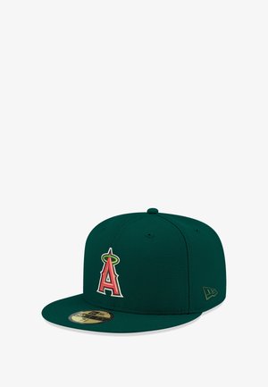 Berretto snapback verde con logo 'A' ricamato in rosso e bianco, caratterizzato da un'aureola. Corona strutturata, visiera piatta e logo New Era sul lato.