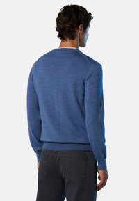 Maglione blu lavorato a maglia con polsini e orlo a coste, caratterizzato da una classica scollatura tonda e una texture liscia, mostrato dalla parte posteriore.