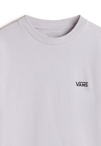Hellgraues Baumwoll-T-Shirt mit Rundhalsausschnitt und kurzen Ärmeln. Mit einem kleinen schwarzen Vans-Logo auf der Brust. Glatte Textur.