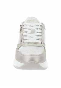 Jasnoszare buty sportowe z białymi sznurowadłami, z teksturowanym materiałem wierzchnim i metalicznymi srebrnymi akcentami. Zawierają boczny zamek błyskawiczny do zapinania.