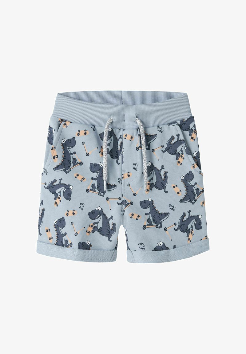 Shorts pour enfants bleu clair avec taille élastique et cordon de serrage, arborant des dinosaures gris foncé ludiques chevauchant des trottinettes et des planches à roulettes.
