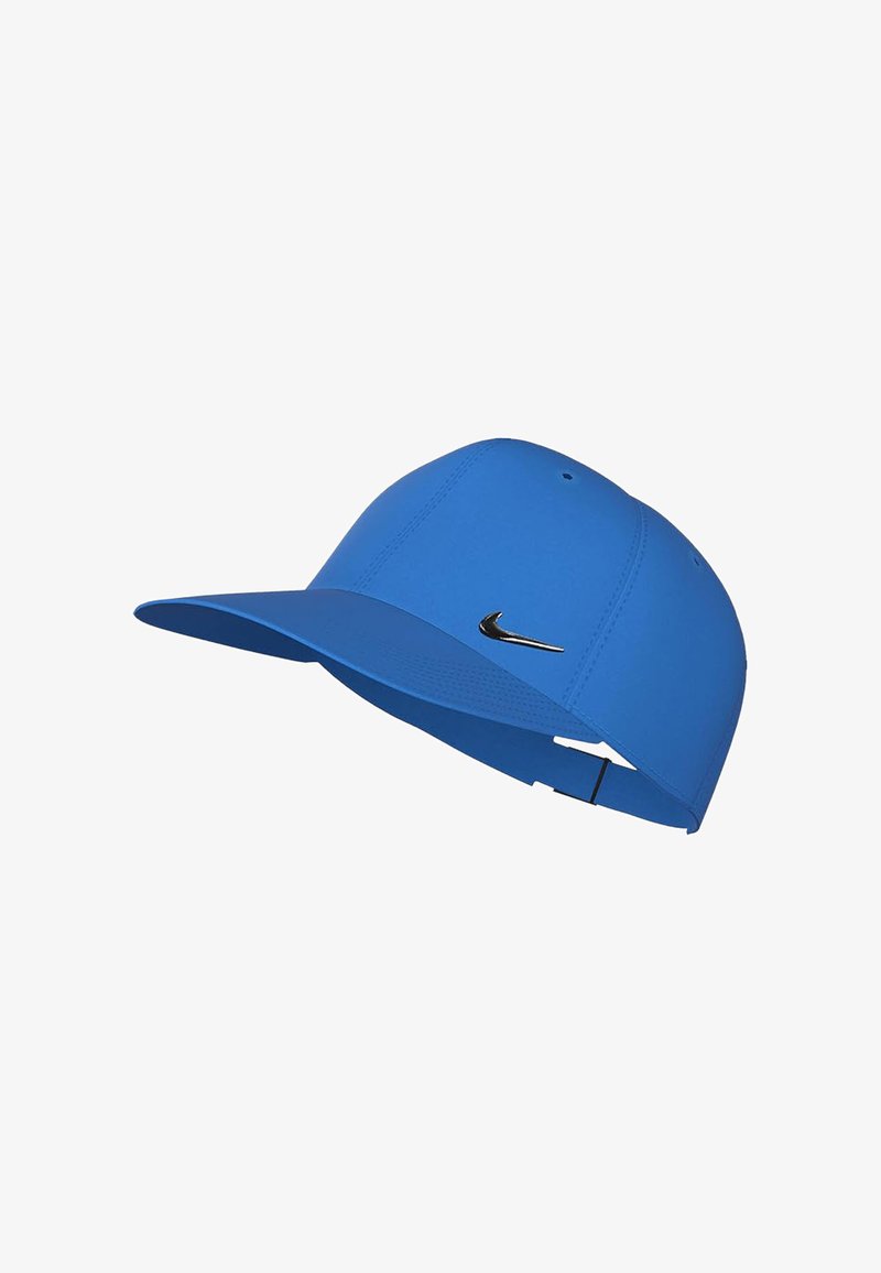 Gorra de béisbol azul hecha de tela suave, con un logotipo negro de Nike en la parte frontal, visera curva y agujeros de ventilación en la corona.