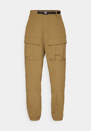 Pantaloni cargo color khaki con vestibilità rilassata, dotati di numerose grandi tasche, di una cintura nera regolabile e di polsini elastici alle caviglie.