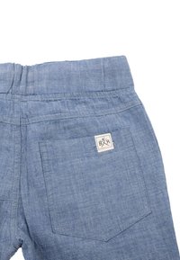 Lichtblauwe denimshorts met een elastische tailleband, een achterzak met een wit label met zwarte letters en een gestructureerde stofafwerking.