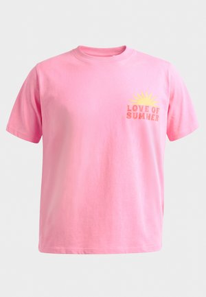 Light pink short-sleeve T-shirt with round neck, featuring a yellow sun graphic and "LOVE OF SUMMER" text on the left chest.