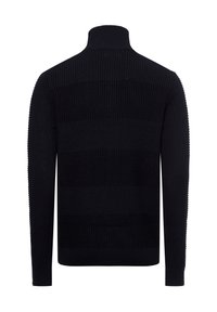 Zwarte gebreide trui met een hoge kraag, voorzien van een textuurpatroon en een contrasterend horizontaal streepdesign over de rug.