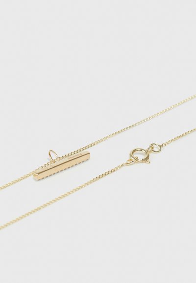 Collier doré avec un pendentif en barre plate et une chaîne délicate. Il est équipé d'un fermoir à homard et de maillons avec une texture subtile.