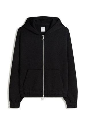 Černá mikina na zip s kapsami vpředu, elastickými manžetami a lemem a malou viditelnou štítkem uvnitř výstřihu.