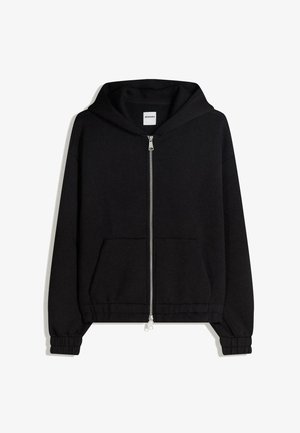 Černá mikina na zip s kapsami vpředu, elastickými manžetami a lemem a malou viditelnou štítkem uvnitř výstřihu.
