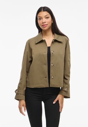 Veste cropped olive en tissu léger et lisse avec un col classique, une fermeture à boutons sur le devant et des manches à revers avec boutons.