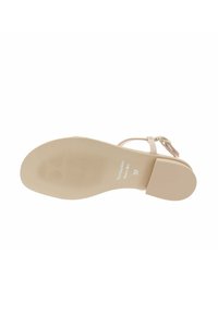 Sandalia de color nude con un diseño de tiras delgadas, suela texturizada y detalle de hebilla metálica. Talla 37 impresa en la plantilla.
