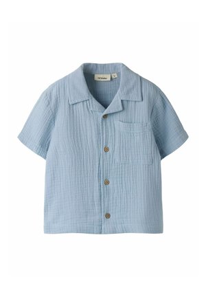 Lichtblauw overhemd met korte mouwen, een voorzak en vier houten knopen, gemaakt van een gestructureerde, lichtgewicht stof.