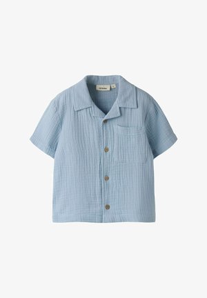 Chemise bleu clair à manches courtes avec une poche avant et quatre boutons en bois, fabriquée en tissu texturé et léger.