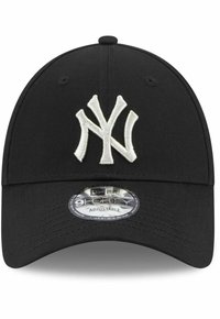 Schwarze Baseballmütze aus Stoff mit einem gestickten weißen "NY"-Logo auf der Vorderseite, ausgestattet mit einem verstellbaren Riemen und einem gebogenen Schirm.