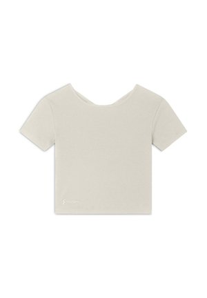 T-shirt corto a maniche corte color beige chiaro, realizzato in tessuto testurizzato con scollatura a barca. Presenta un piccolo logo nell'angolo inferiore.