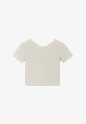 T-shirt cropped beige clair à manches courtes, fabriqué en tissu texturé avec un col en scoop. Présente un petit logo dans le coin inférieur.