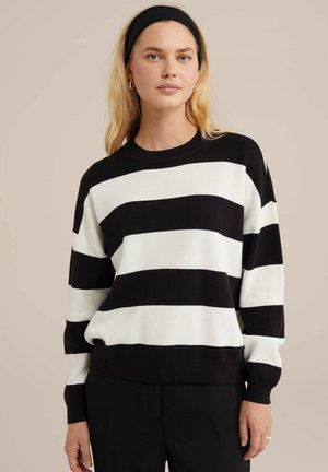 Suéter de punto a rayas blanco y negro con cuello redondo, corte relajado y mangas largas, que presenta una textura de tela suave.