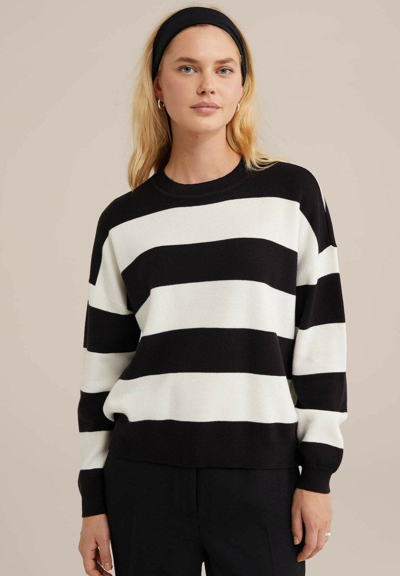 Mustvalge triibuline kudum, millel on ümar kaelus, mugav lõige ja pikad varrukad, millel on tekstuuriga pehme kangas.