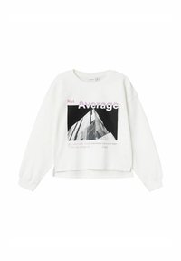 Sudadera blanca con un diseño corto, que presenta un gráfico en blanco y negro de arquitectura, y el texto "Not Average" en morado.