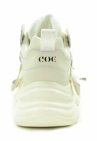 Białe sneakersy z wyściełanym kołnierzem, teksturowaną podeszwą i regulowanym zapięciem. Posiadają logo na pięcie oraz szare akcenty po bokach.