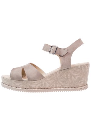 Kilesandaler i lysebeige ruskind med bred åbning foran, ankelrem og blomstermønster på den strukturerede plateau sål.