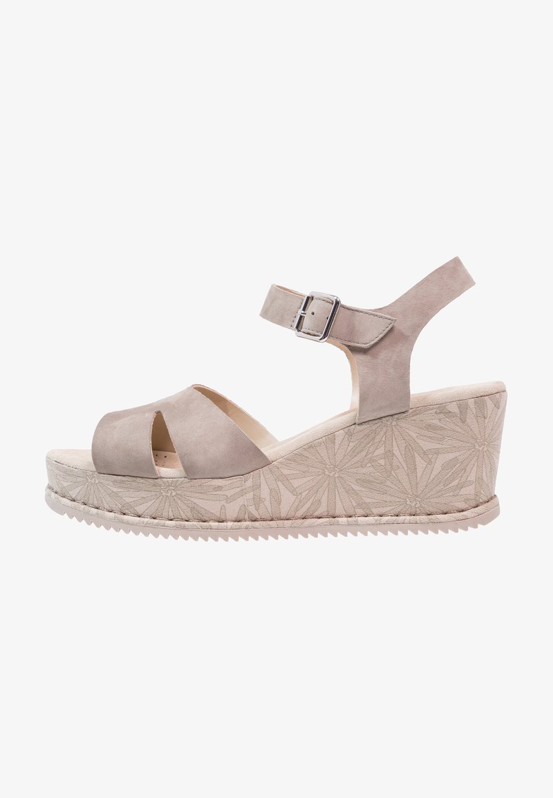 Sandales compensées en daim beige clair avec une large ouverture avant, une bride à la cheville et un motif floral sur la semelle plateforme texturée.