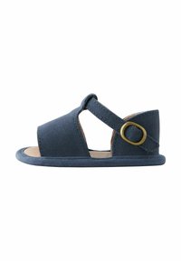 Sandalo blu in suede con design aperto, caratterizzato da una punta arrotondata, una fascia incrociata e un accento in metallo color oro. Fodera interna morbida.