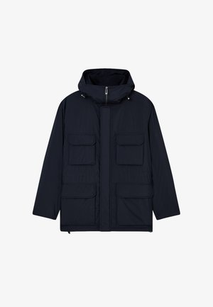 Giacca imbottita blu navy con zip frontale, grandi tasche anteriori e cappuccio. Presenta una texture liscia e un design minimalista.