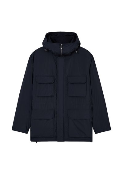 Giacca imbottita blu navy con zip frontale, grandi tasche anteriori e cappuccio. Presenta una texture liscia e un design minimalista.