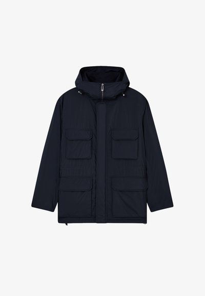 Giacca imbottita blu navy con zip frontale, grandi tasche anteriori e cappuccio. Presenta una texture liscia e un design minimalista.