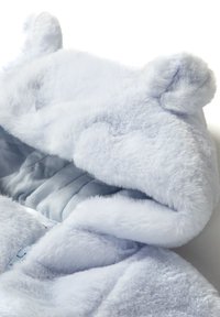 Hellsblauer Plüsch-Hoodie mit Bärenohren an der Kapuze, einem weichen Exterior und einem glatten Innenfutter. Das Design umfasst runde Formen und eine kuschelige Textur.