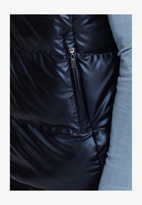 Ausgewählt, navy blue