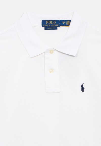 Λευκό βαμβακερό πόλο πουκάμισο με κλασική εφαρμογή, με τρεις κουμπωτές τρύπες, κοντά μανίκια και μικρό ναυτικό λογότυπο αλόγου.
