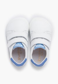 Bílé dětské boty na suchý zip s modrým akcentem, hladká kožená konstrukce, zaoblená špička a strukturovaná stélka. Značka: Blanditos od Crocs.
