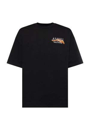 Camiseta negra de manga corta con los textos "AMIRI" y "HOLLYWOOD" en la parte superior izquierda del pecho, con un diseño de llamas atravesando las letras.