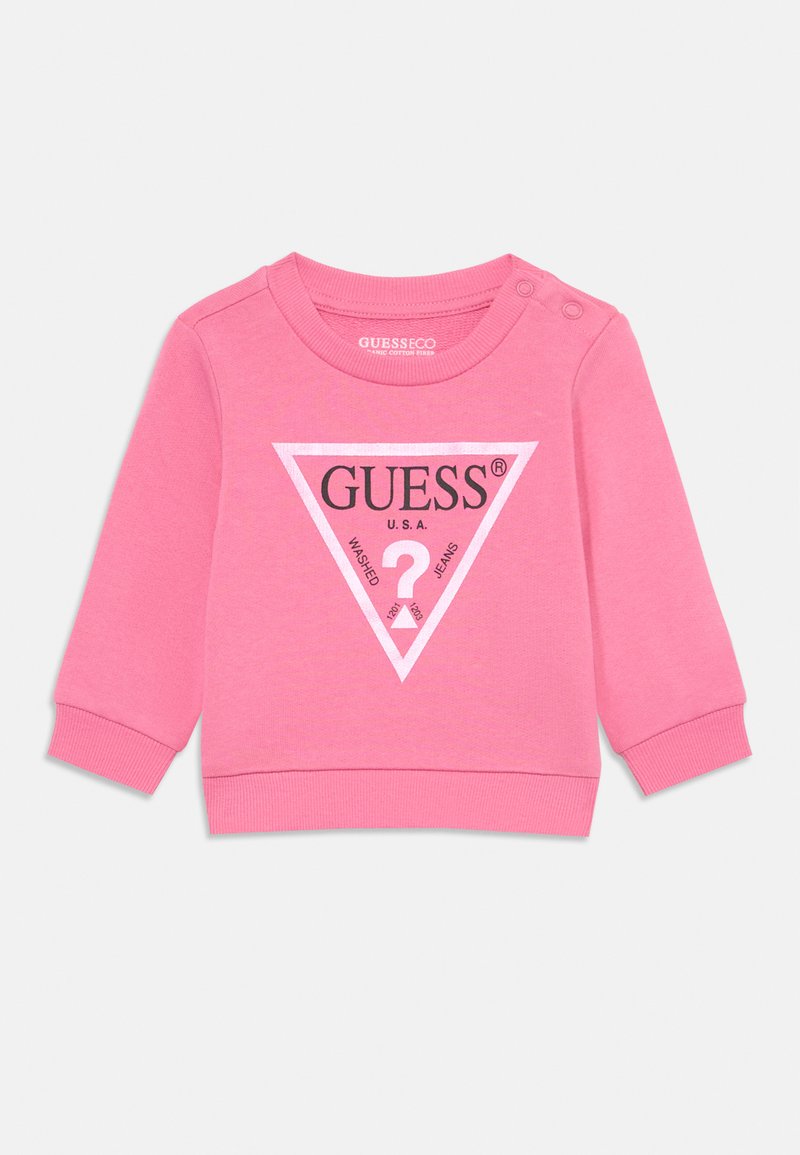 Felpa in cotone rosa per bambini con maniche lunghe, polsini a costine e collo a girocollo. Presenta un logo triangolare nero con il testo “GUESS U.S.A.”.