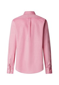 Różowa koszula na długi rękaw z guzikami, widziana od tyłu, z plisą w środku i zapinanymi na guziki mankietami.